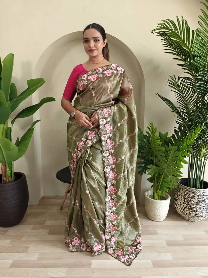 Green gold crush saree with leheriya embroidery & running blouse