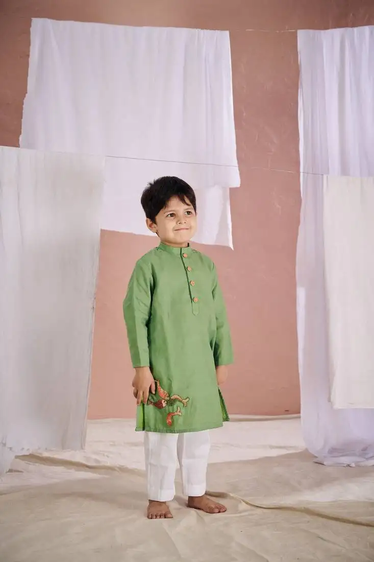 Green embroidered fish patch kurta
