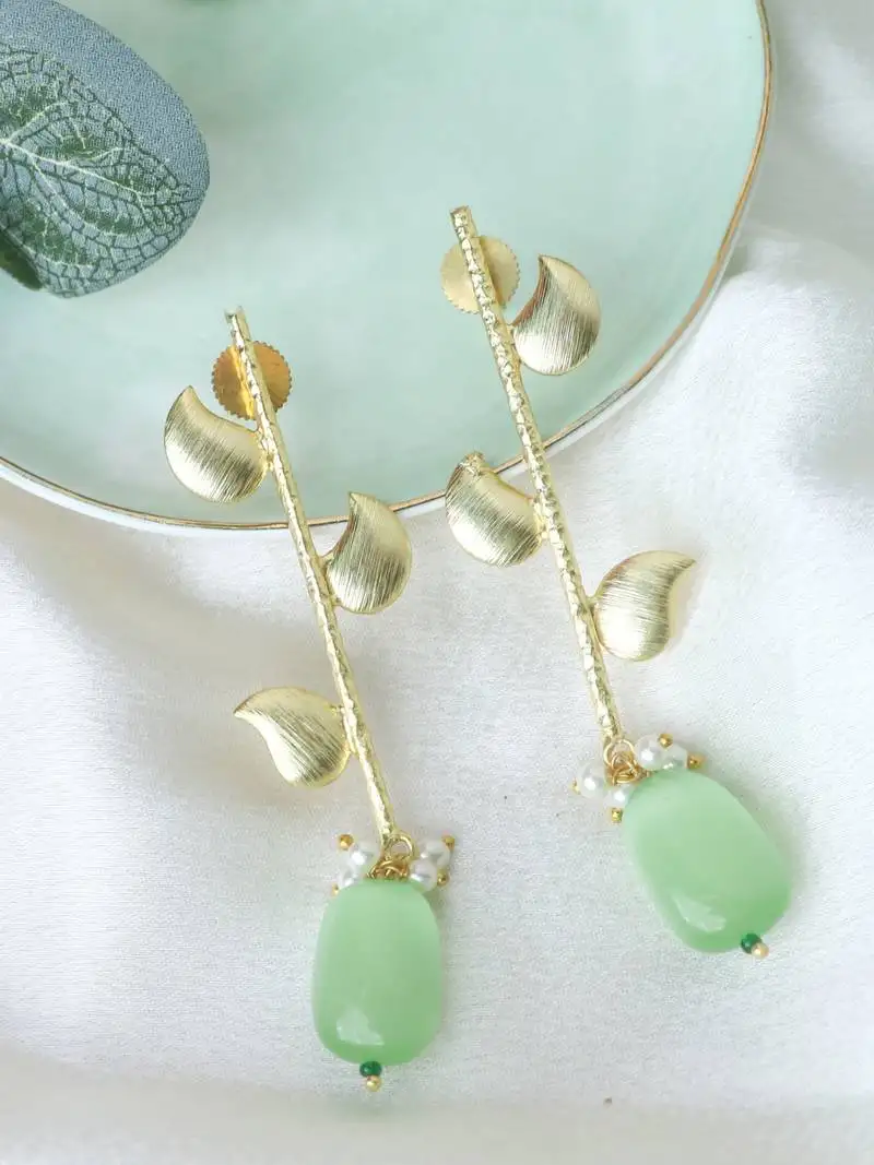 Western leaf pista earring