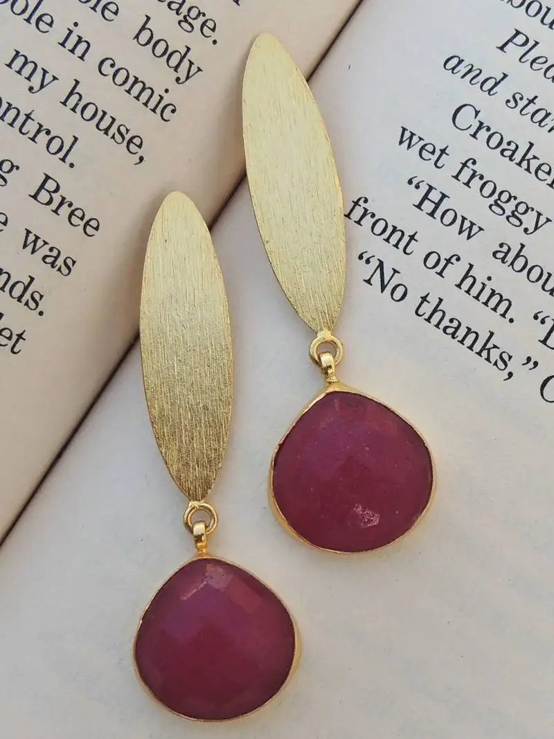 Shinned gold-plated ruby stone earring