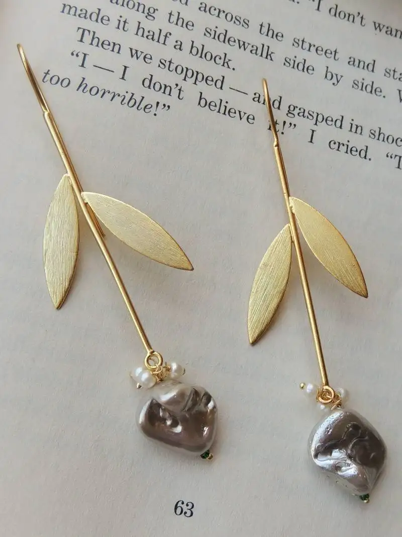Western u-hook leaf earring