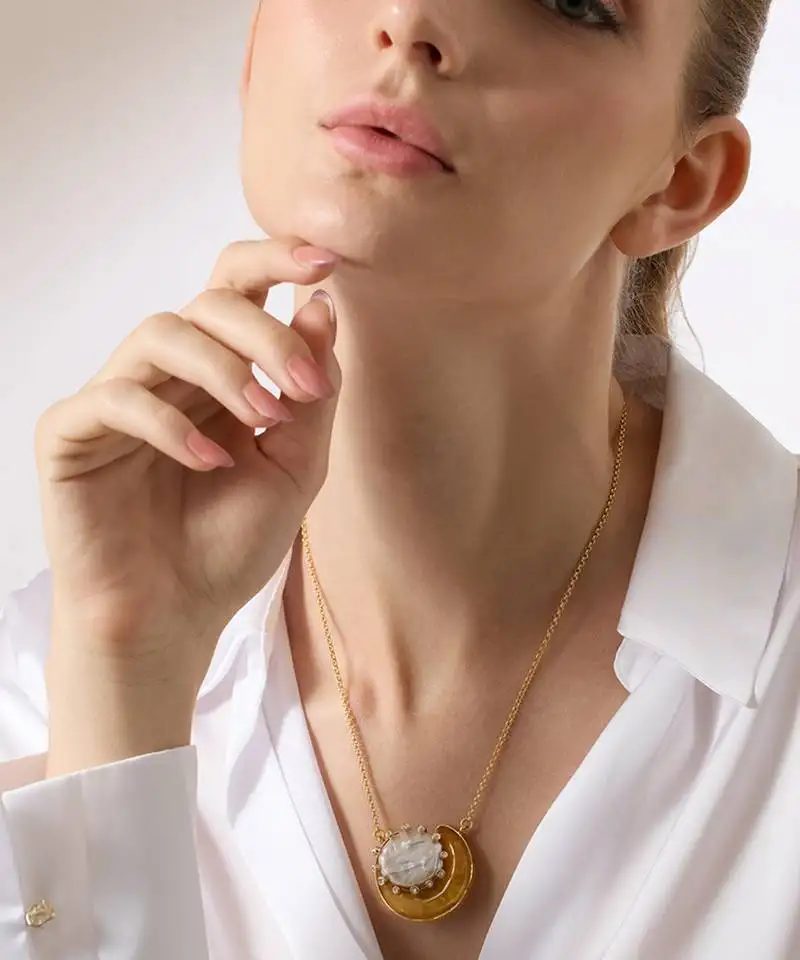 Beige nahlira necklace