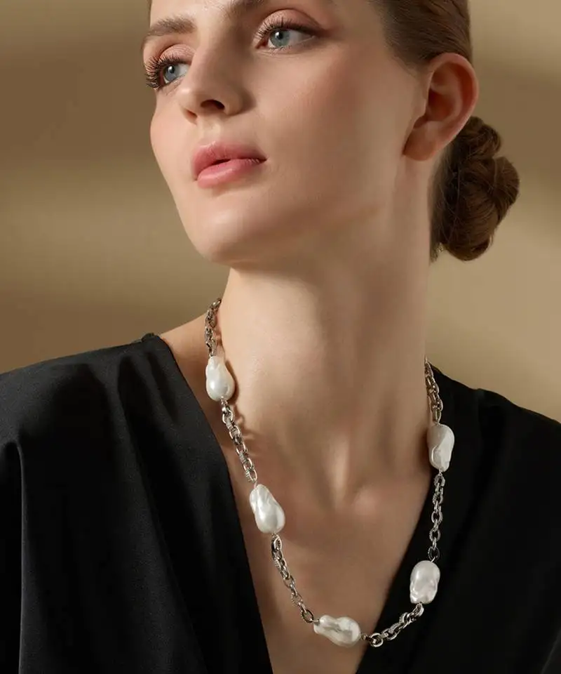 Silver yelira necklace