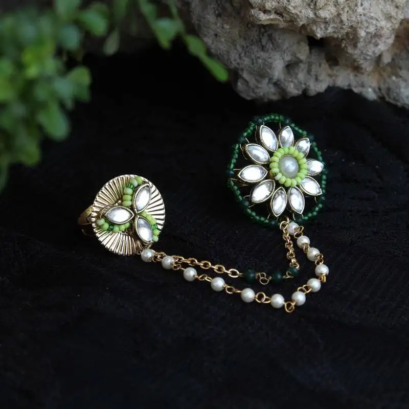 Clover-inspired two-finger ring