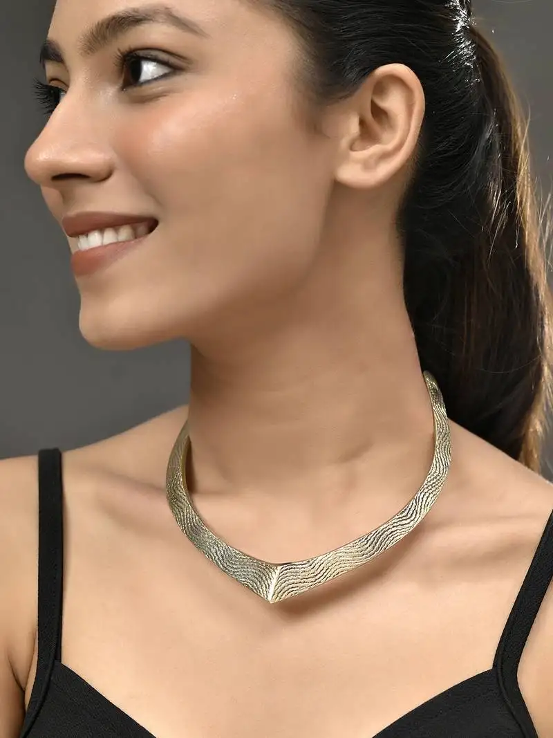 Chic gold v-shaped necklace with textured