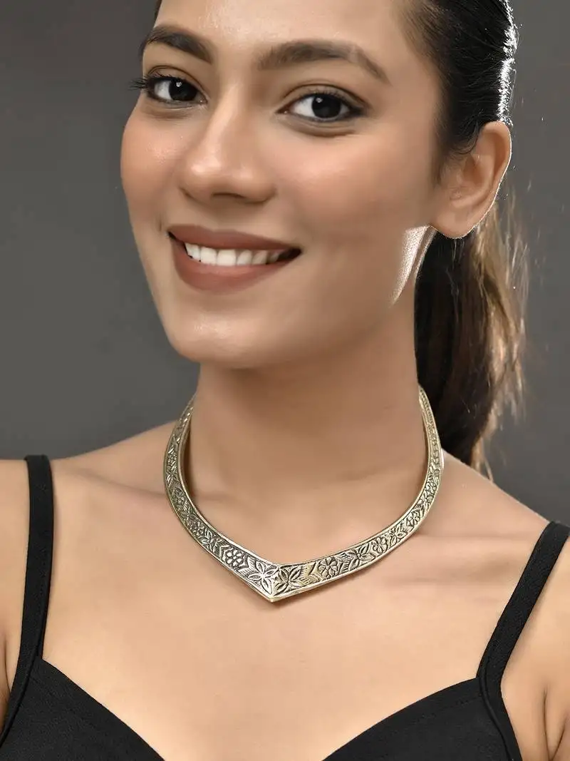 Gold plated v-shaped necklace with floral