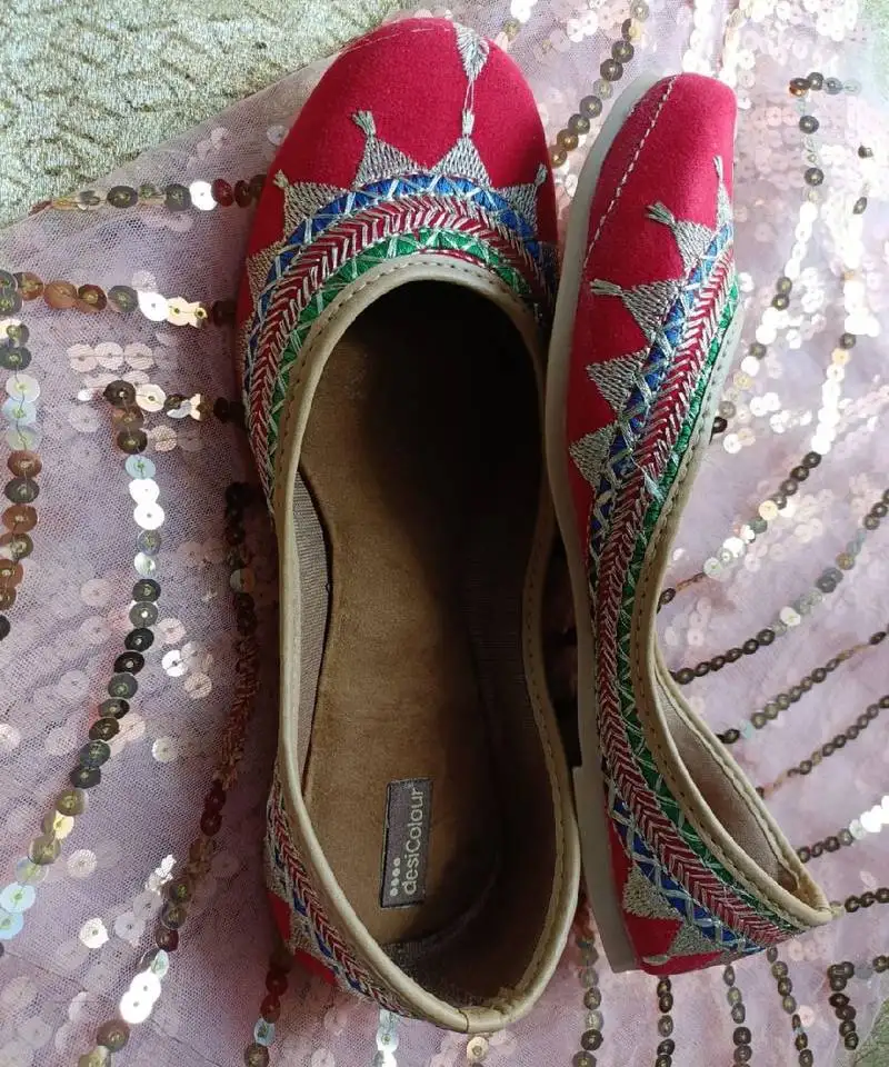 Embroidered red zari flats