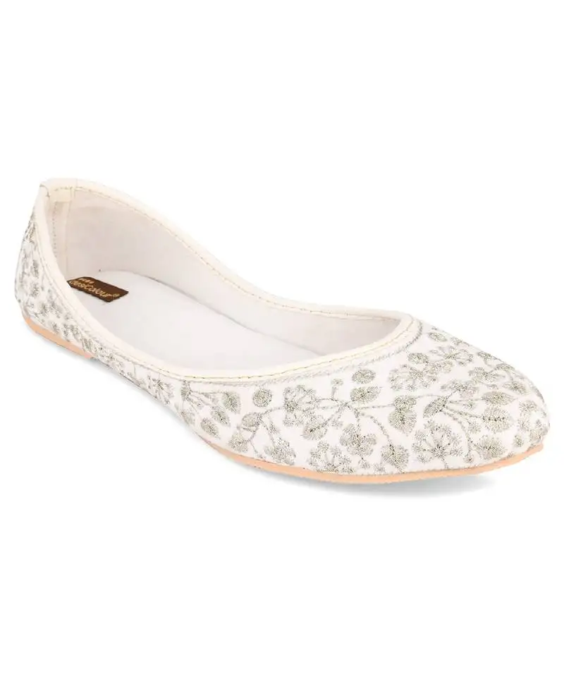 Cushioned white heavy embroidered flats
