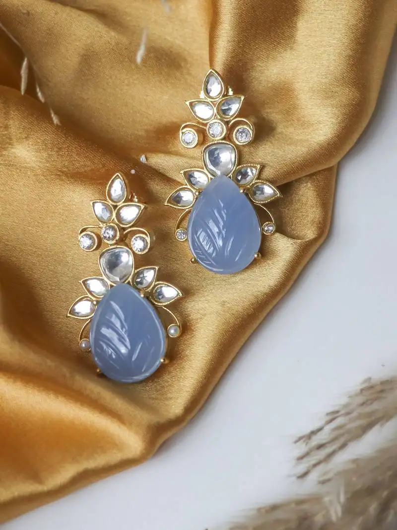 Elegant carving cornflower blue stone earring