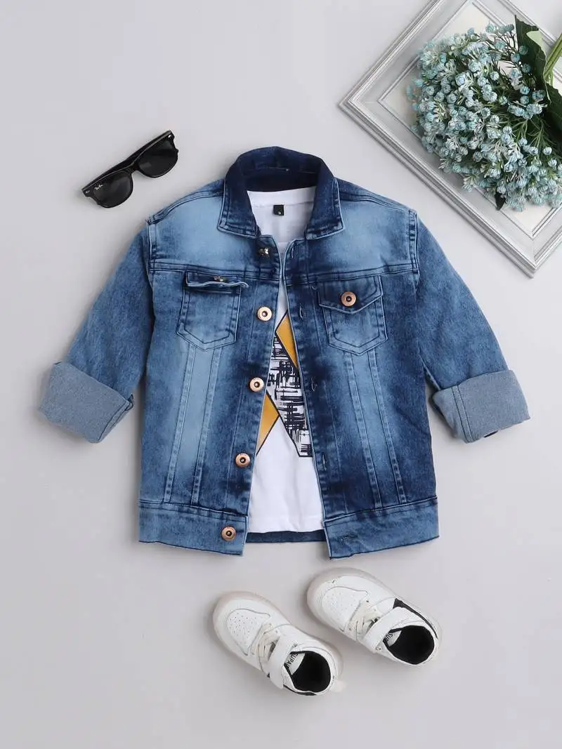 Blue printed t-shirt with buttoned denim jacket