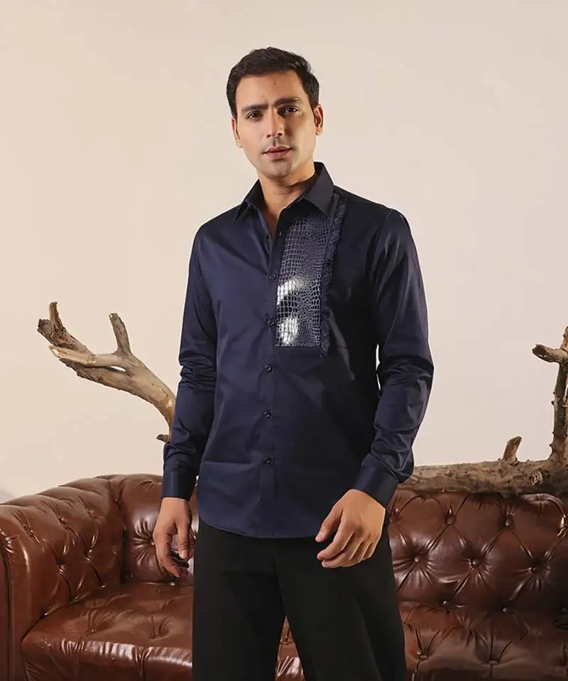 Blue plain cotton men's shirt with scaly texture leather patch