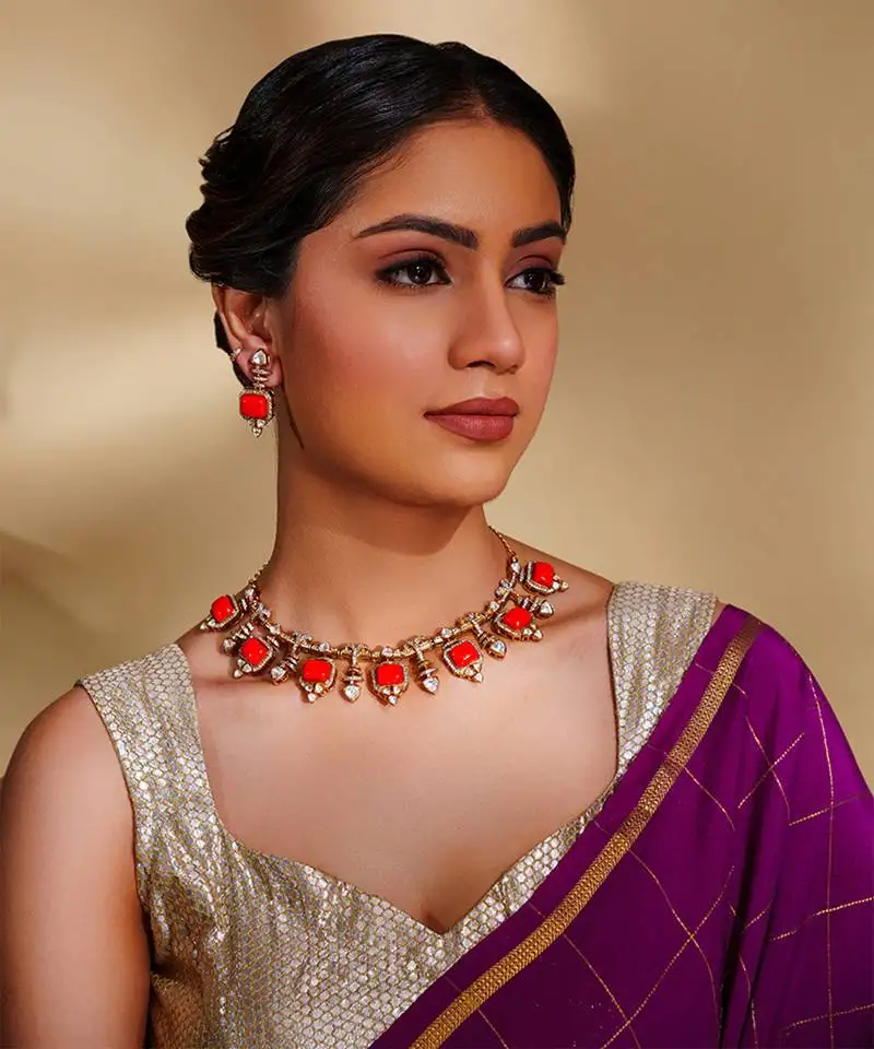 Dramatic and stylish necklace set with enamel stones