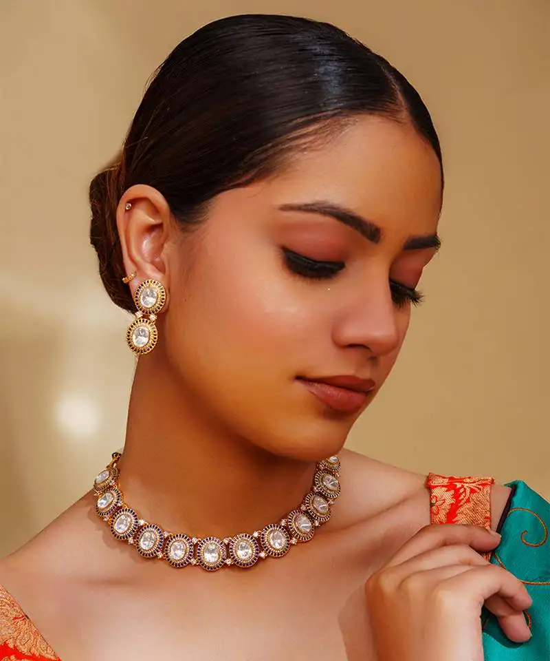 Classy kundan necklace with elegant pair of earrings.