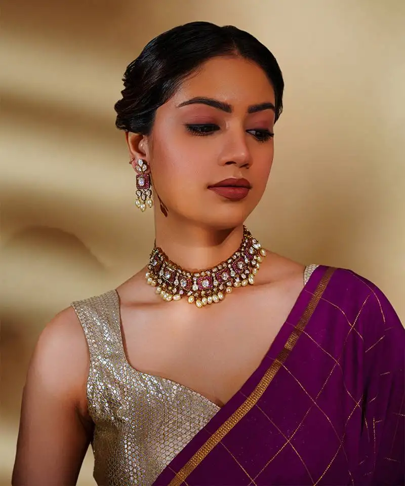 Dramatic and stylish necklace set with red stones