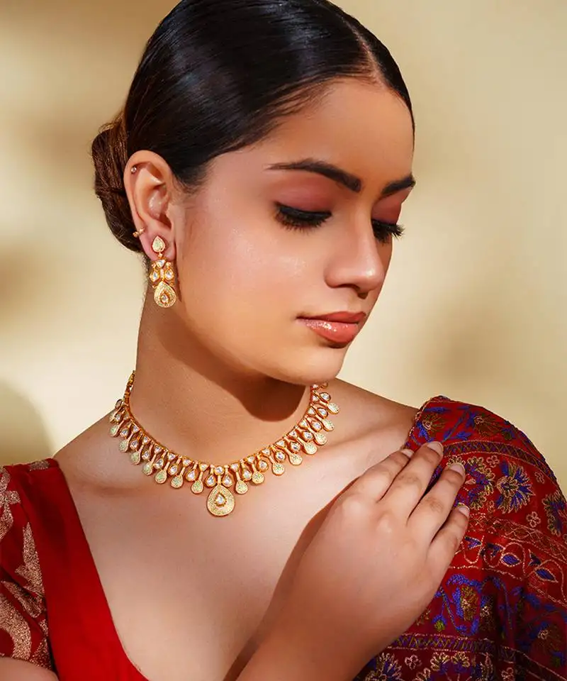 Elegant and stylish pendant necklace with matching earrings