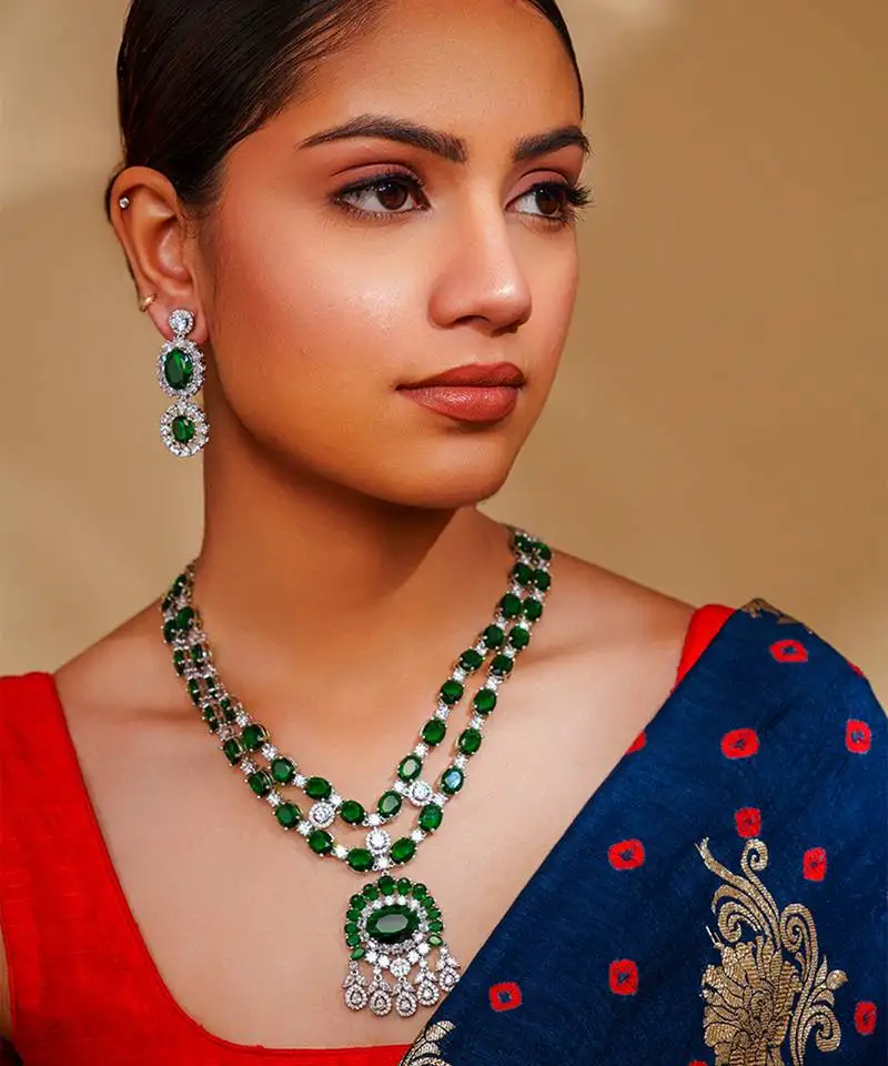 Elegant and classy emerald pendant diamond necklace set