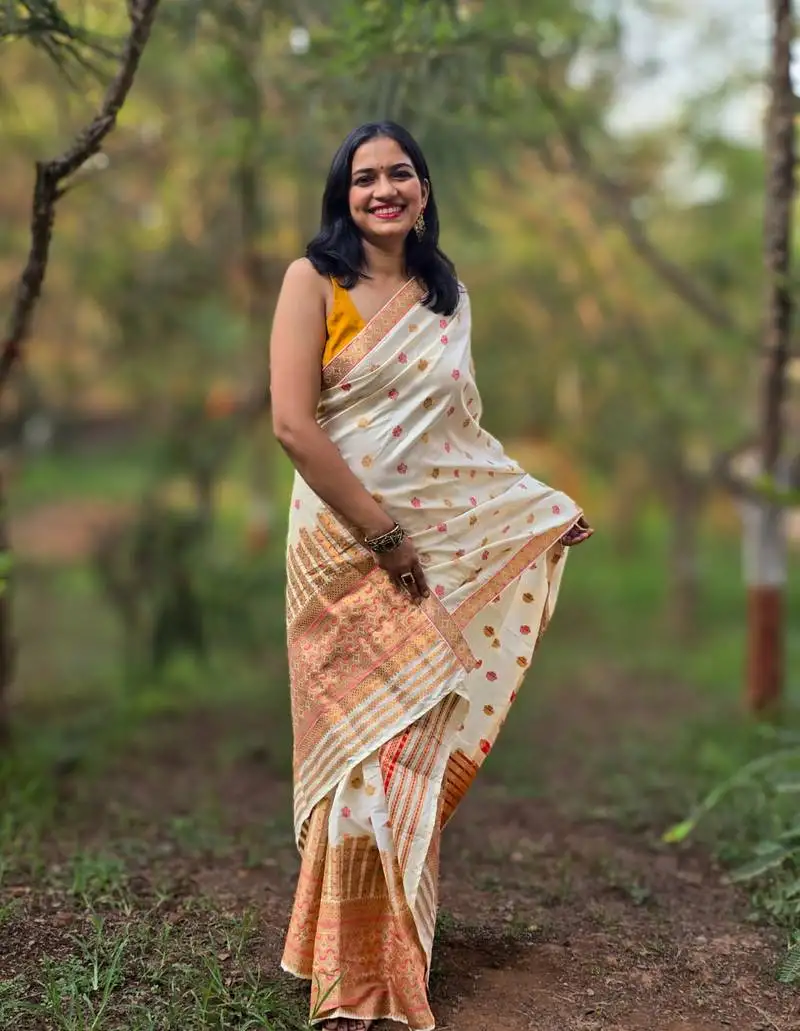 White silk blend mekhela chador saree with unstitched blouse piece