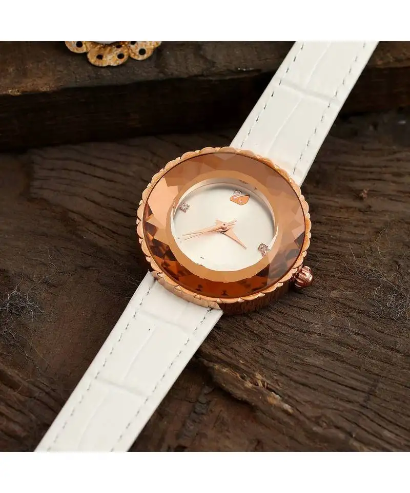 White stylish watch with rose gold combination