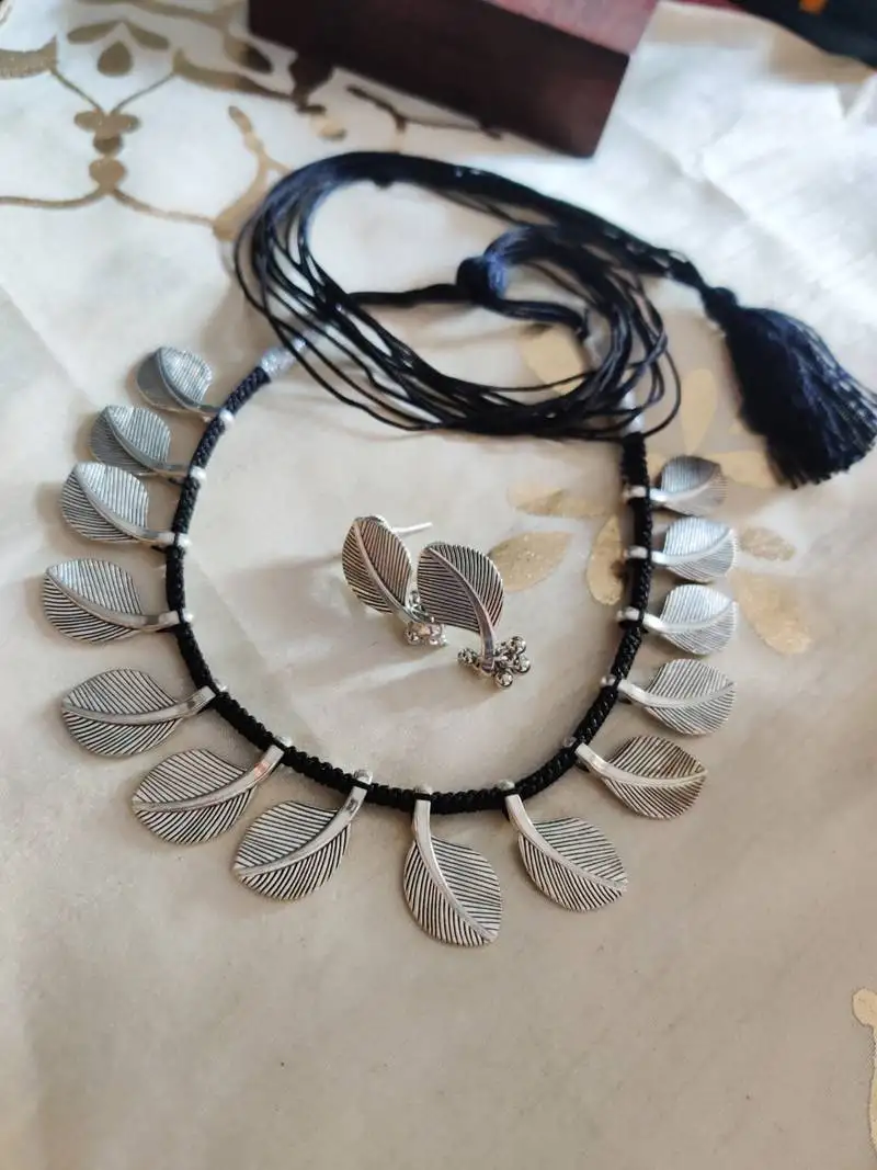 Black leaf shaped necklace set