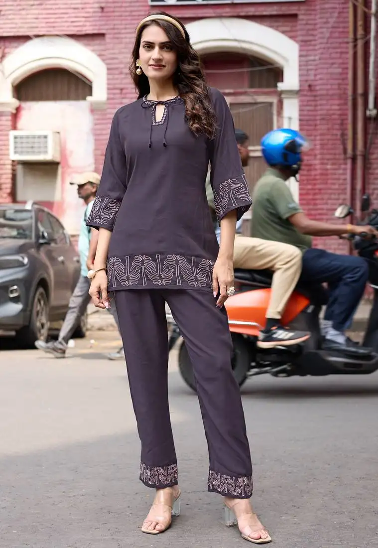 Women viscos rayon threadwork kurta with trouser