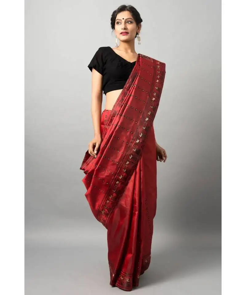 The beautiful baluchari weave looks absolutely stunning in this maroon avatar