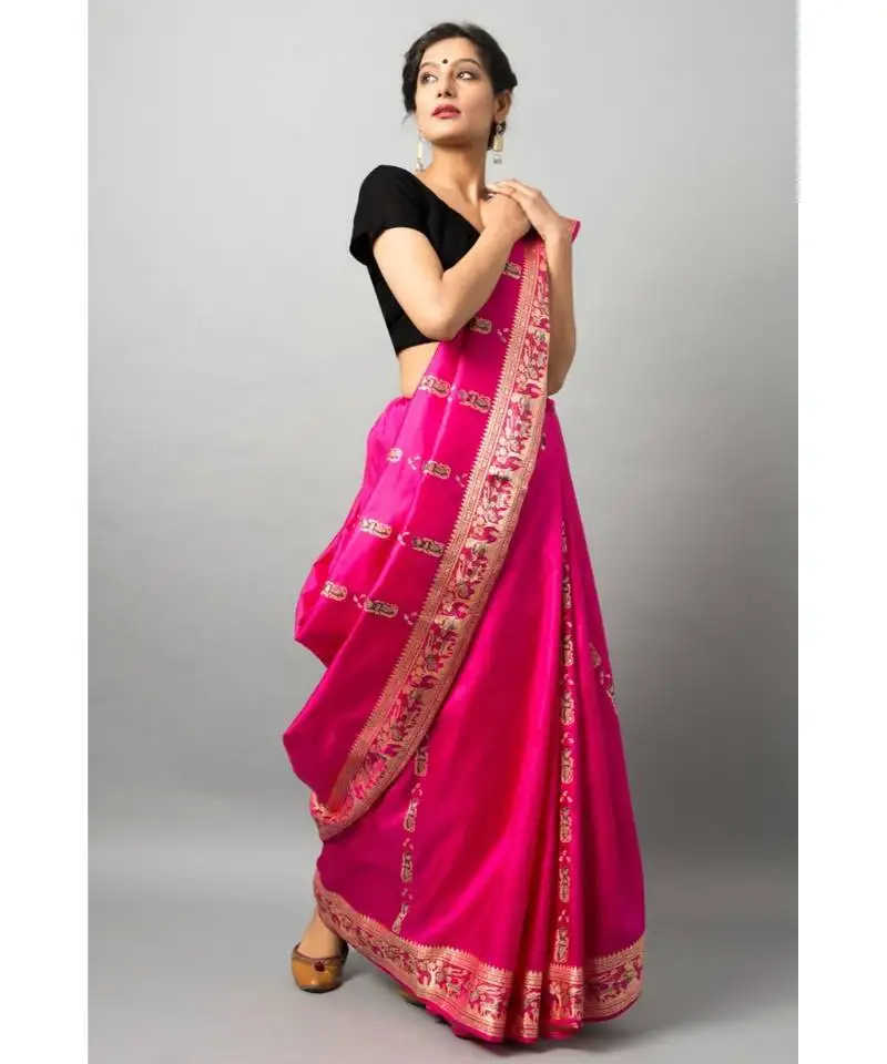 The beautiful baluchari weave looks absolutely stunning in this dark pink avatar