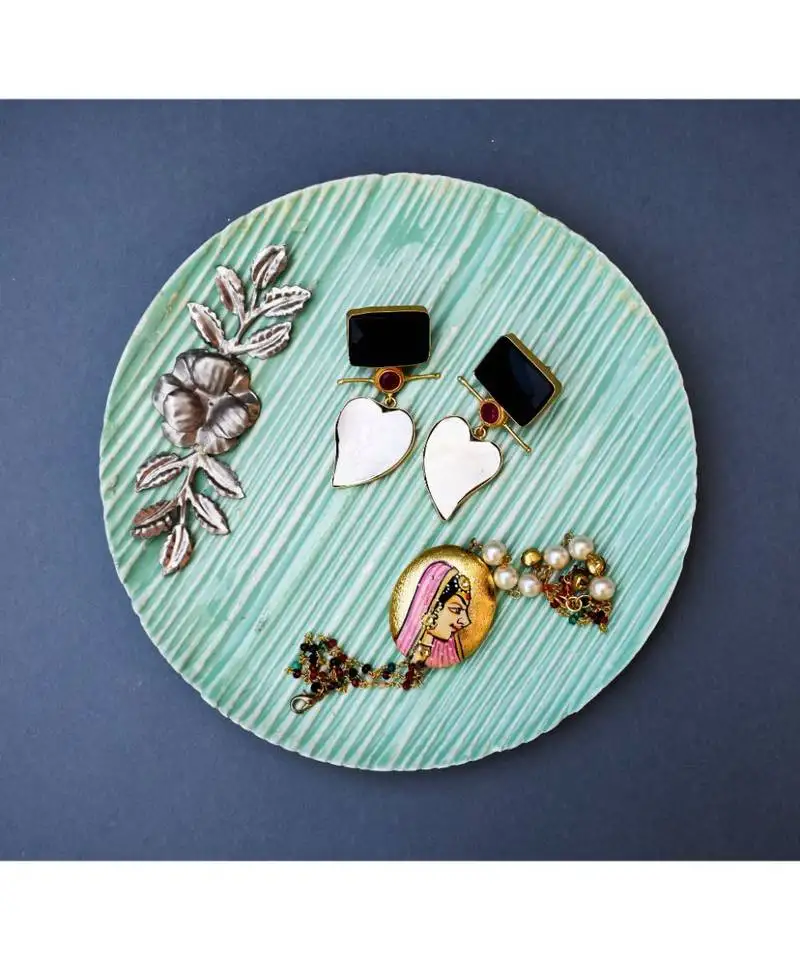 Metal tray cum platter