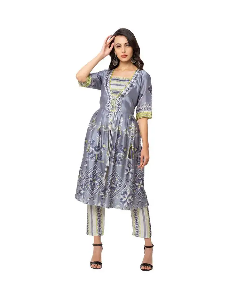 Printed top paired with fitted pants