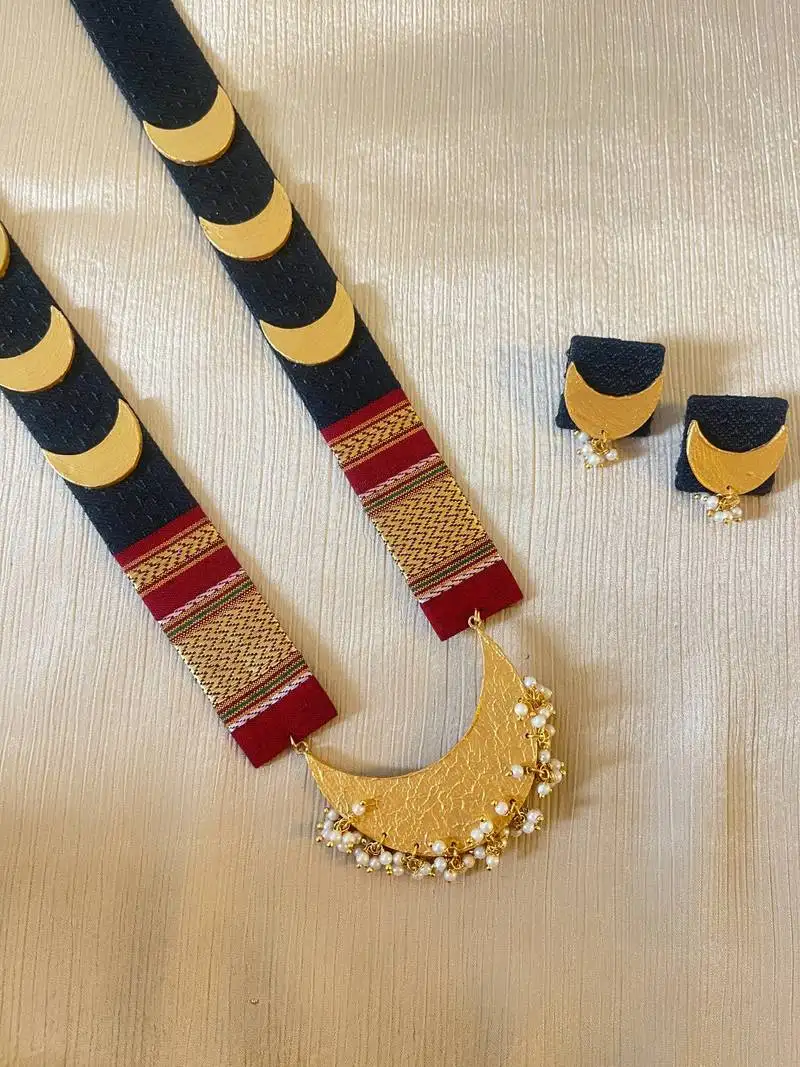 Black chandracor, long necklace