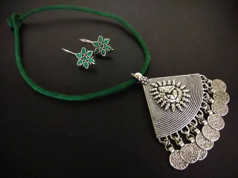 Green tassle ganpati pendant set with kundan earring