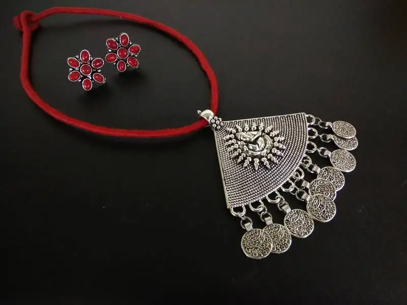 Red tassle ganpati pendant set with kundan earring