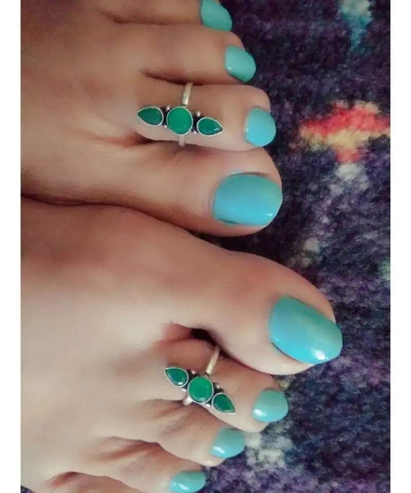 Green stone toe ring