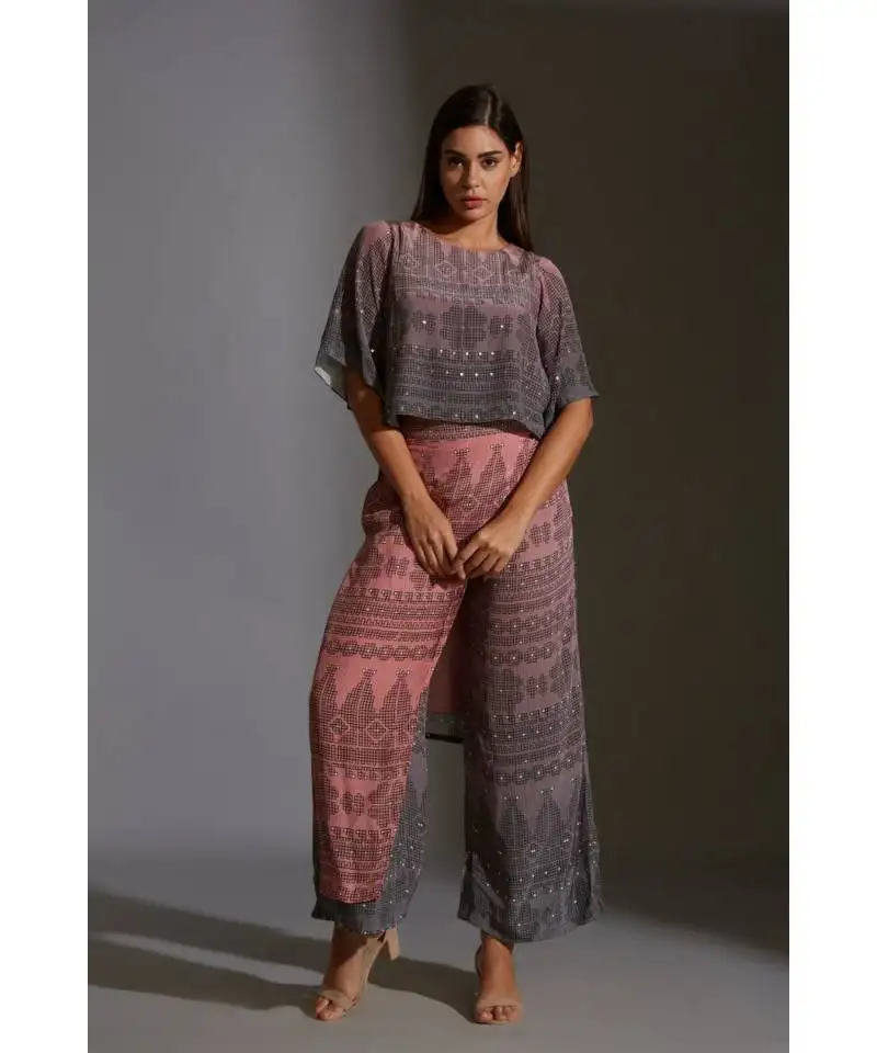 Printed short top with bell sleeves paired with flap pants