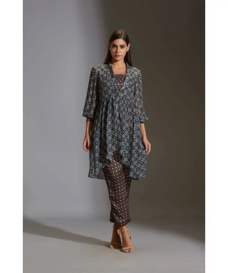 Printed rushed top paired with narrow bottom pants and printed chiffon jacket