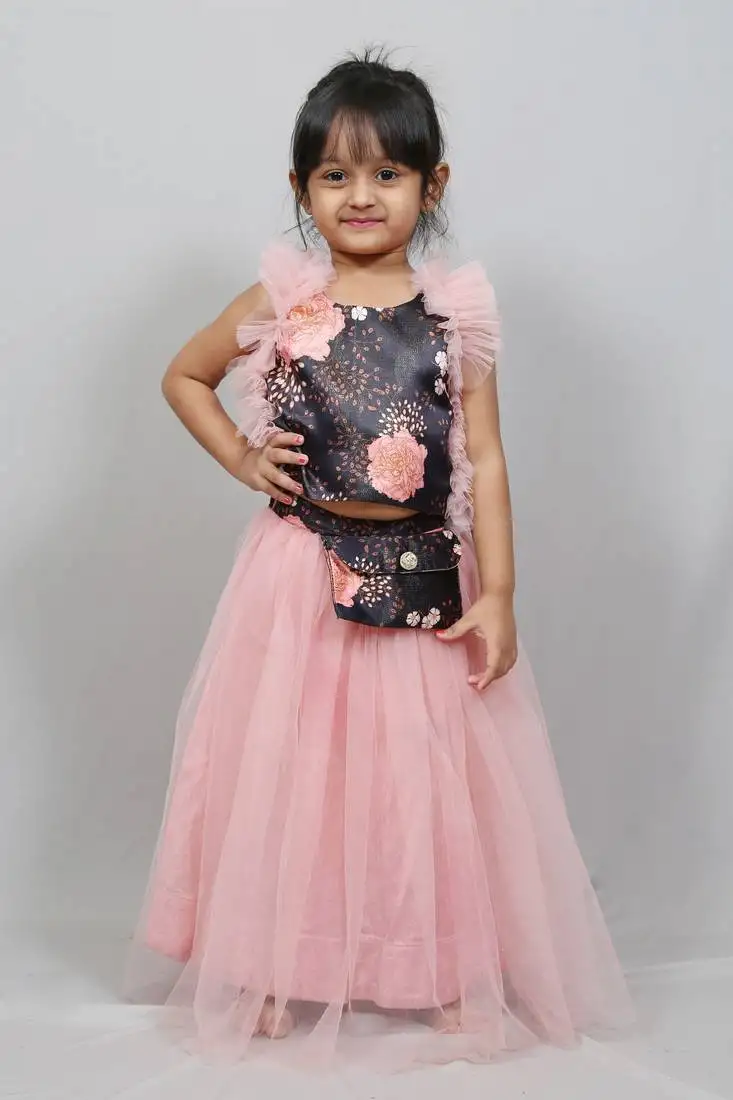 Swede top with frilled sleeves and skirt with attached pocket