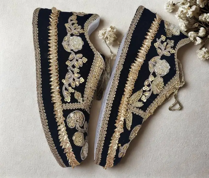 Black solid synthetic sneakers