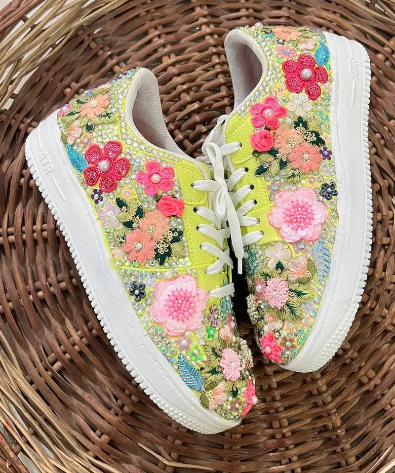 Green solid synthetic sneakers