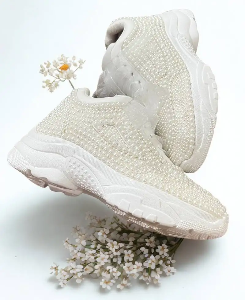 White solid synthetic sneakers