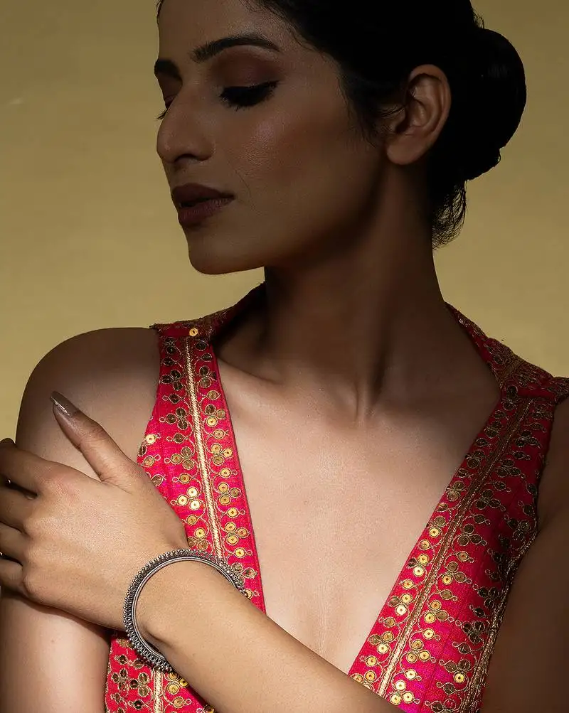 Loop oxidised silver kada