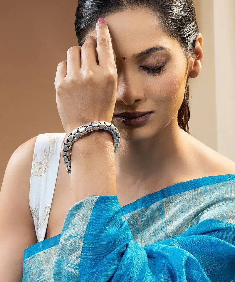 Linked detailing textured silver kada