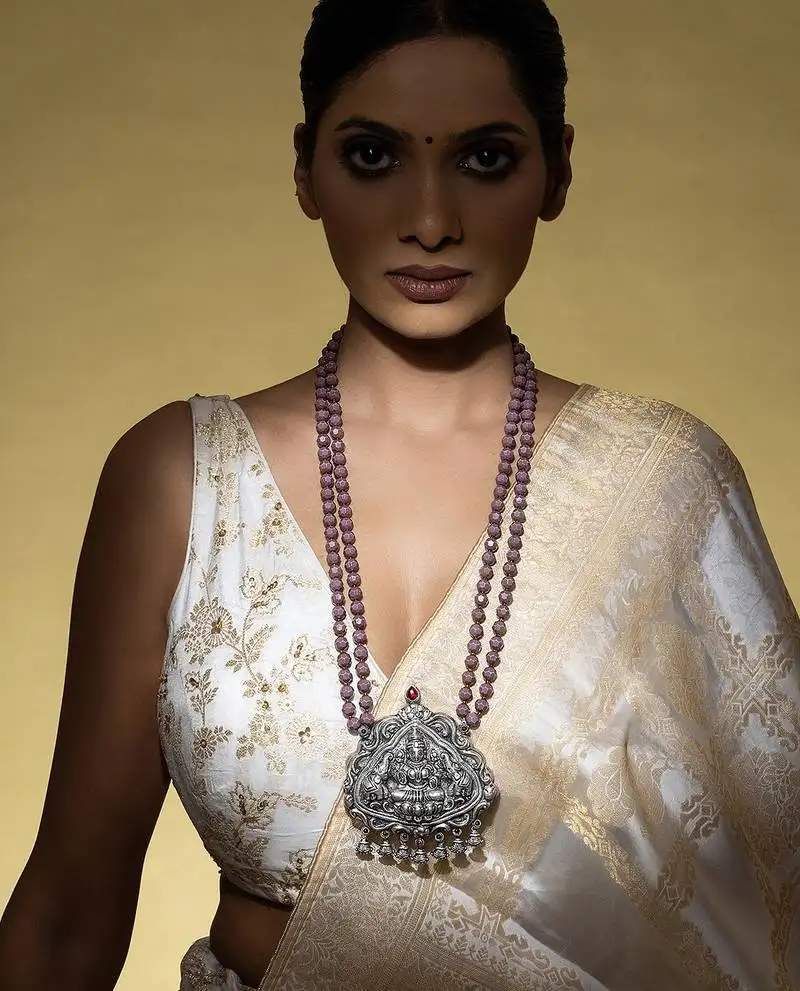 Belladonna motif silver necklace