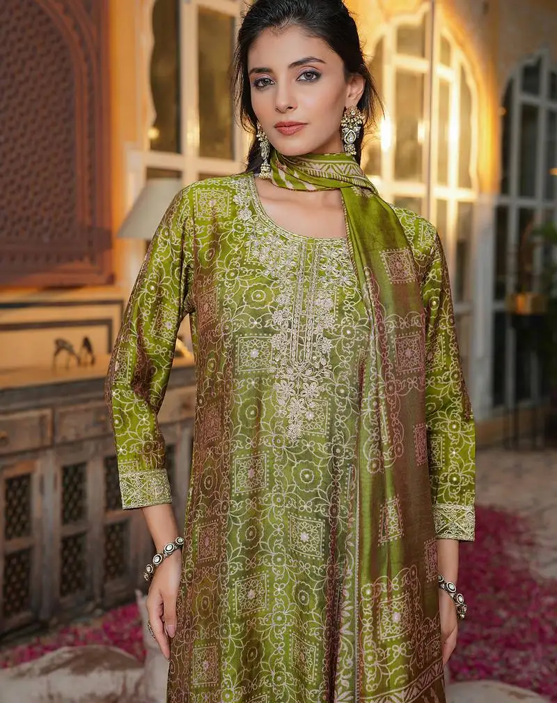Women green silk blend floral embroidered straight kurta trousers with dupatta