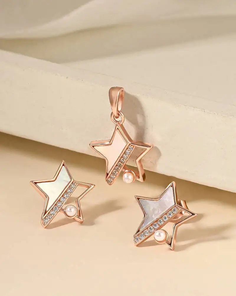 White cubic zirconia pendant set with star design