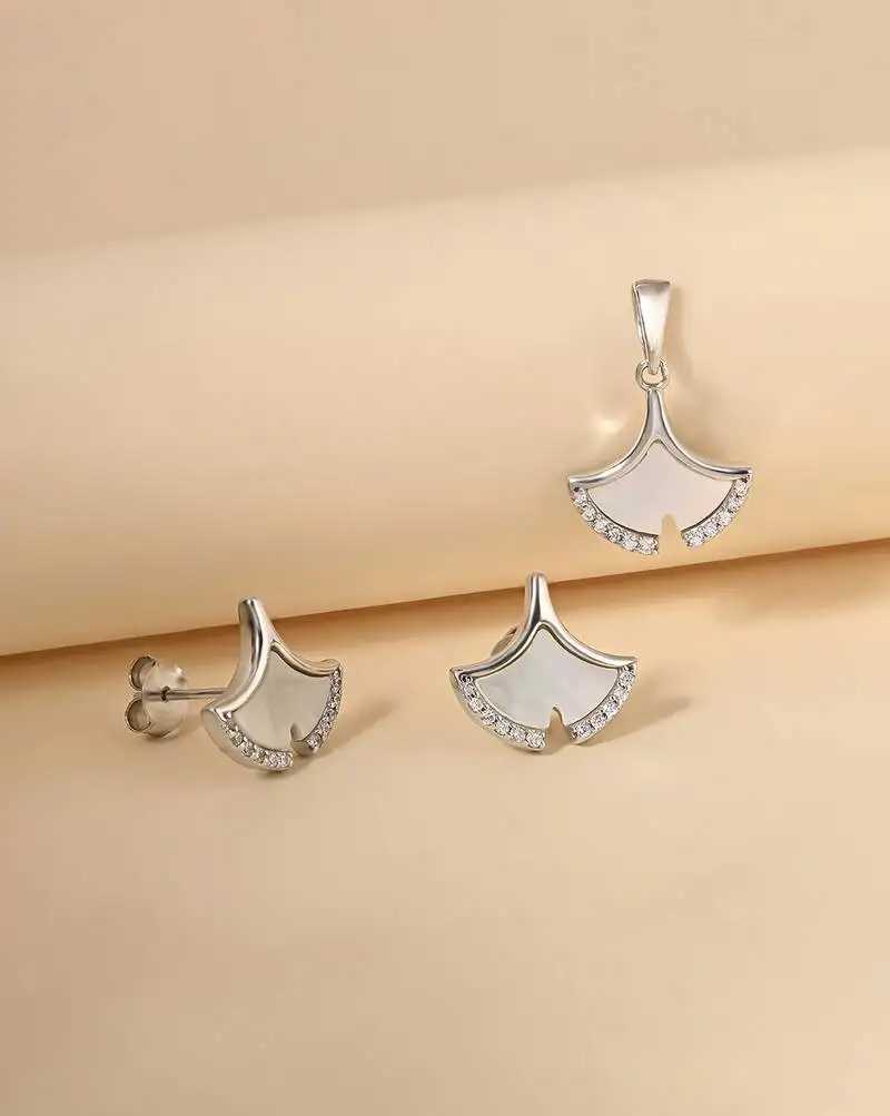 White cubic zirconia pendant set with seashell design