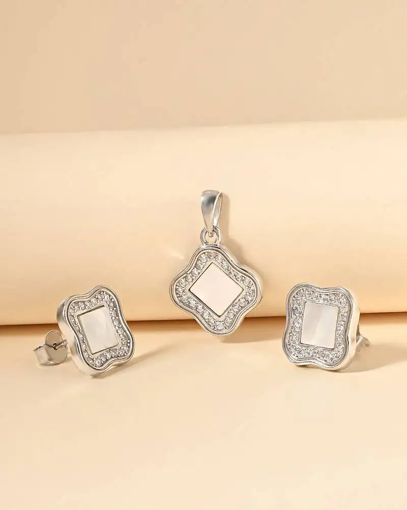 White cubic zirconia pendant set with geometric design