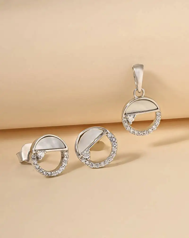 White cubic zirconia pendant set with swirl design