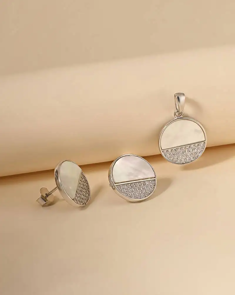 White cubic zirconia pendant set with circle design