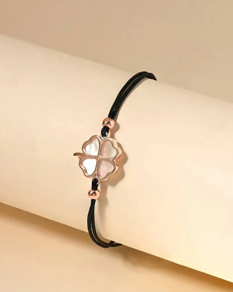 Heart-shaped petal bracelet