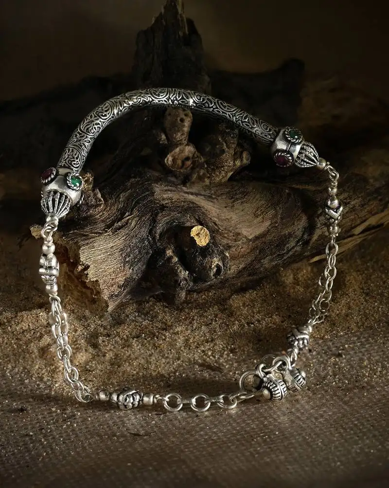 Ornamental motif gem anklett