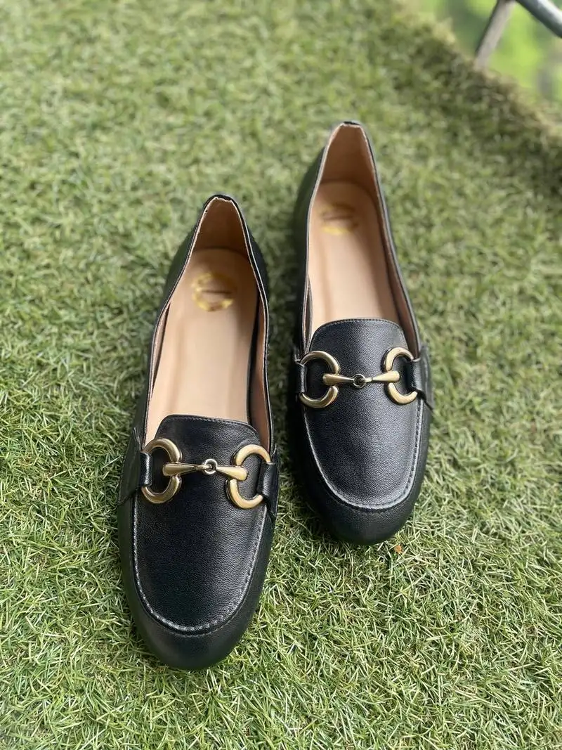 Black solid leather shoes